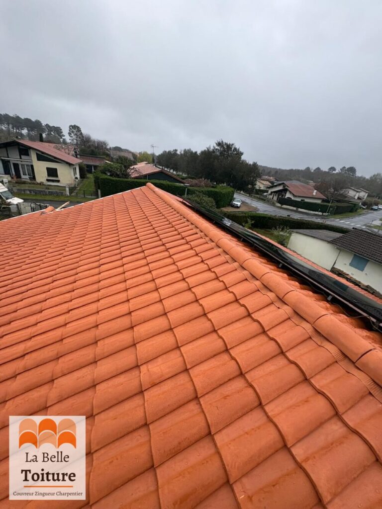 Réfection de couverture en tuiles avec reprise de zinguerie